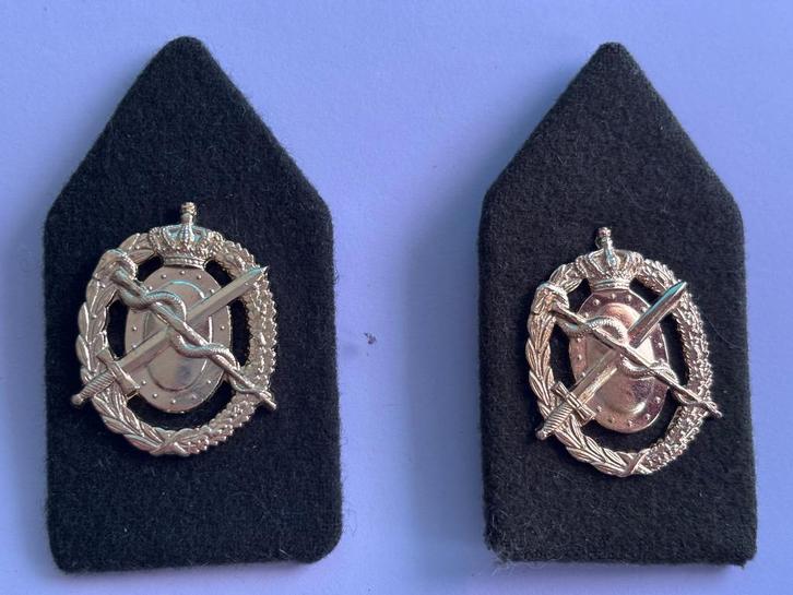Set kraag emblemen geneeskundige troepen, Verzamelen, Militaria | Algemeen, Landmacht, Kleding of Schoenen, Nederland, Verzenden