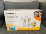 Medela Freestyle dubbele elektrische borstkolf + accessoires, Ophalen of Verzenden, Gebruikt, Borstkolf