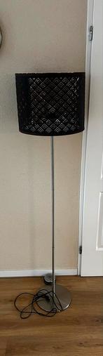 Zwarte staande lamp met messing voet, Huis en Inrichting, Lampen | Vloerlampen, Ophalen, Gebruikt, Metaal, 150 tot 200 cm