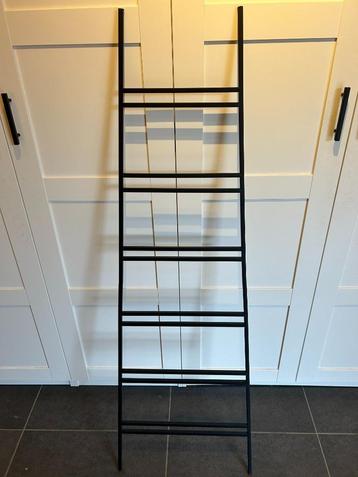 Zwart metalen ladder voor decoratie of als handdoekrek beschikbaar voor biedingen