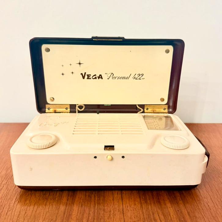 VINTAGE RADIO VEGA PERSONAL 422 BUISRADIO UIT 1955 ZELDZAAM, Antiek en Kunst, Antiek | Tv's en Audio, Verzenden