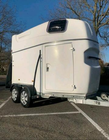 Volpolyester 2 paards trailer zeer goede staat beschikbaar voor biedingen