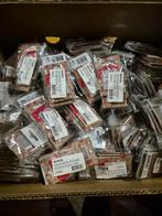 Te koop bananendoos vol met 500 stuks naaimachine naalden., Ophalen