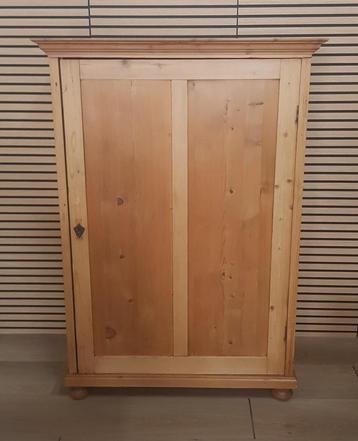 🍁 Stoere kledingkast met legplanken en 1 grote deur beschikbaar voor biedingen