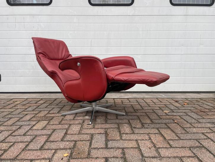 Nette draaibare rode leren relax fauteuil / relax stoel, Huis en Inrichting, Fauteuils, Gebruikt, 50 tot 75 cm, Minder dan 75 cm