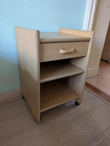 Houten kastje met lade en wieltjes beschikbaar voor biedingen