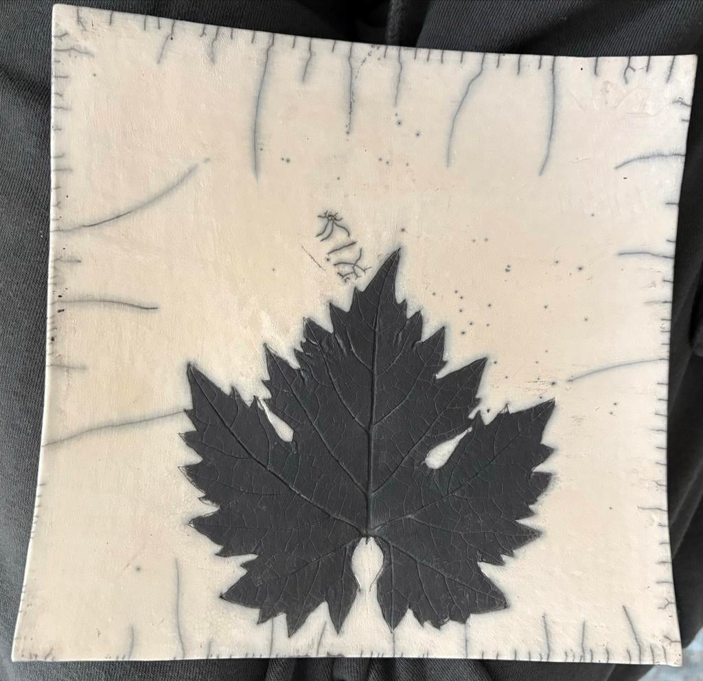 Raku Keramische schaal met bladmotief, Ophalen of Verzenden