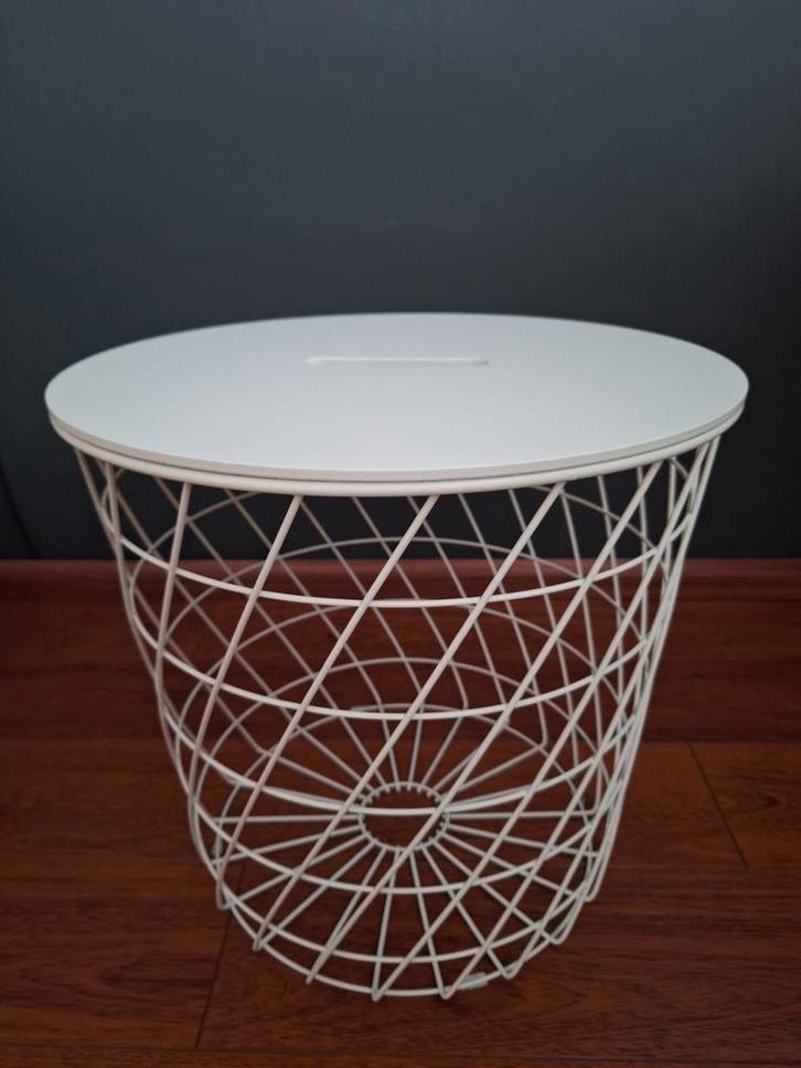 Opbergtafel met Draadmand, Ikea,  met kussentje, Huis en Inrichting, Tafels | Bijzettafels, Zo goed als nieuw, Rond, Minder dan 45 cm