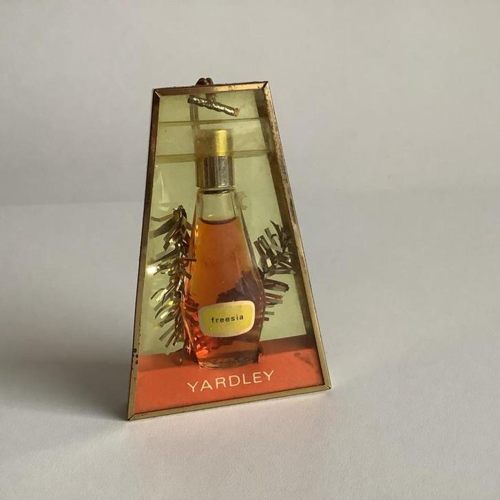 oud parfumflesje Yardley Freesia in kerstverpakking, Verzamelen, Parfumverzamelingen, Zo goed als nieuw, Miniatuur, Gevuld, Ophalen of Verzenden