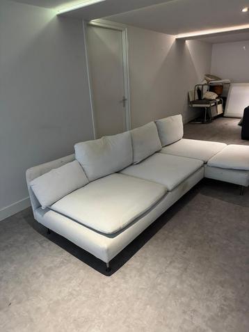 Witte design loungebank + grote bijpassende hocker
