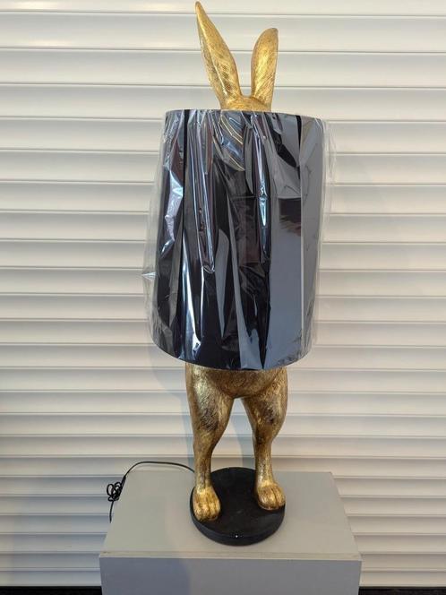 Vloerlamp Hiding Rabbit – Goud/Zwart – Gouden Konijn, Huis en Inrichting, Lampen | Vloerlampen, Nieuw, 100 tot 150 cm, Ophalen
