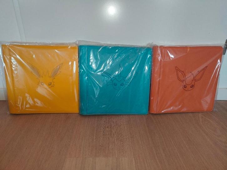 Flareon / Jolteon / Vaporeon VMAX Gift Box 12-Pocket Binder, Hobby en Vrije tijd, Verzamelkaartspellen | Pokémon, Nieuw, Ophalen of Verzenden