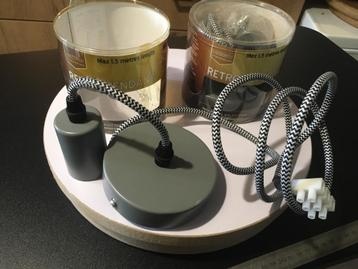 2x antracietkleurige pendellampen beschikbaar voor biedingen