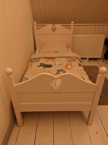 Roze Peuterbed met Hartjes beschikbaar voor biedingen