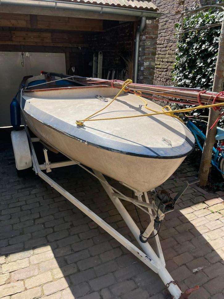 Zeilbootje met klein kajuitje en trailer , leuk klusproject, Watersport en Boten, Open zeilboten, Gebruikt, Overige typen, 3 tot 6 meter