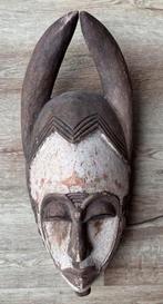 Decoratief houten masker, Ophalen