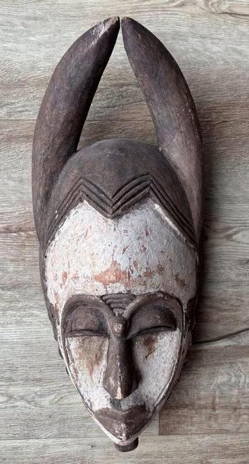 Decoratief houten masker beschikbaar voor biedingen