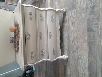 Schattig buikkastje licht taupe met zilverkleurige greepjes