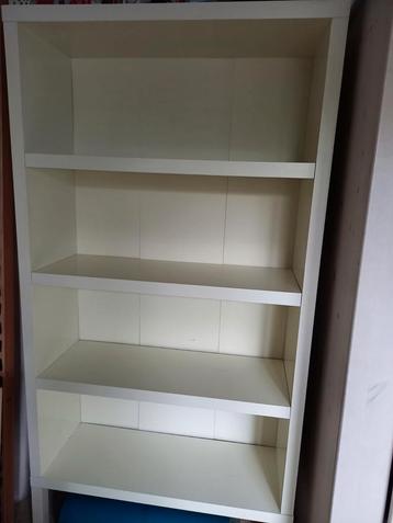 Witte Ikea boekenkast op poten beschikbaar voor biedingen