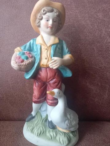 Vintage porselein beeldje jongen met gans beschikbaar voor biedingen