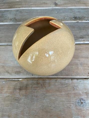 Ronde geglazuurde vaas geometrisch opening. Keramiek mosterd beschikbaar voor biedingen