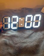 Nieuwe LED Klok - Ophangbaar & Standaard, Huis en Inrichting, Woonaccessoires | Klokken, Ophalen of Verzenden, Nieuw, Digitaal