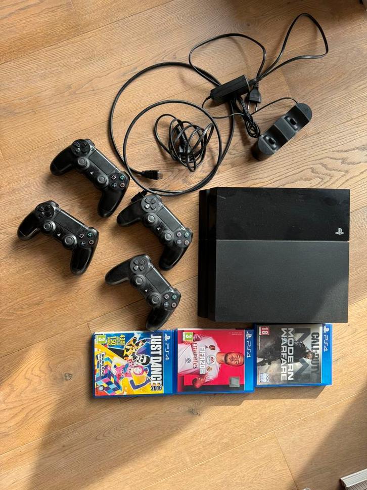 PlayStation 4 - 500GB - 4 controllers - oplader controllers, Spelcomputers en Games, Spelcomputers | Sony PlayStation 4, Gebruikt