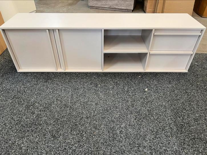 Tv meubel by boo taupe met stalen poten 180cm, Huis en Inrichting, Kasten | Televisiemeubels, Zo goed als nieuw, Minder dan 100 cm