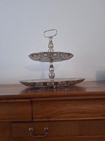 Nieuwe, grote metalen etagere beschikbaar voor biedingen