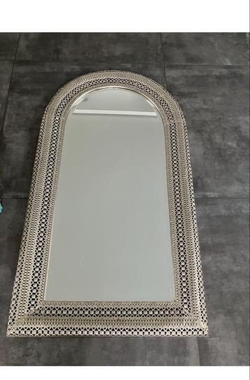 Mooie Spiegel met Decoratieve Rand beschikbaar voor biedingen