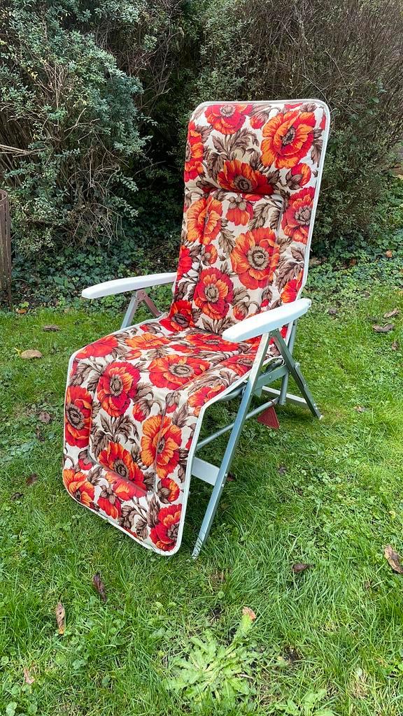 Retro ligstoel, oranje bruin gebloemd, Caravans en Kamperen, Kampeermeubelen, Gebruikt, Campingstoel, Ophalen