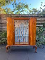 Art deco vitrinekast, Ophalen