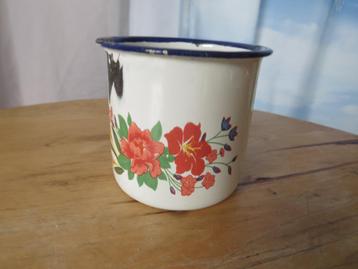 vintage emaille kopje met bloemen beschikbaar voor biedingen