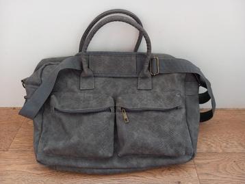 Verzorgingstas voor baby / luiertas van leer beschikbaar voor biedingen