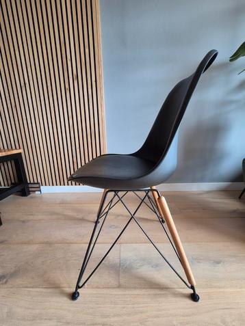 Gratis: Eettafel stoelen (2 stuks)