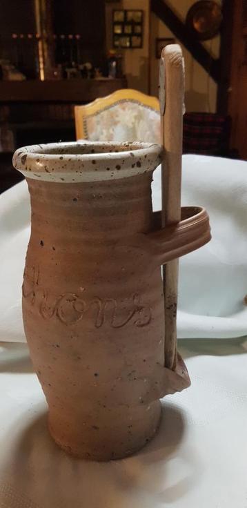 Oude stenen pot met houten tang 23 cm hoog 30 cm mer tang beschikbaar voor biedingen