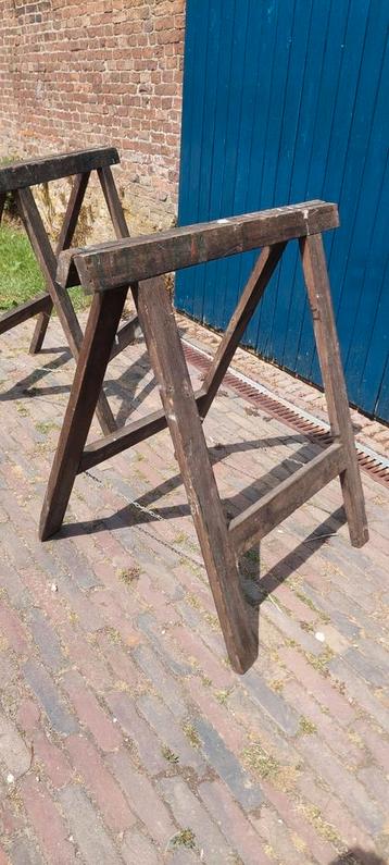 Antieke schragen beschikbaar voor biedingen