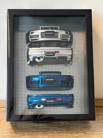 Nissan R34 Bumper Display Frame 1:18 Motorhelix blauw beschikbaar voor biedingen