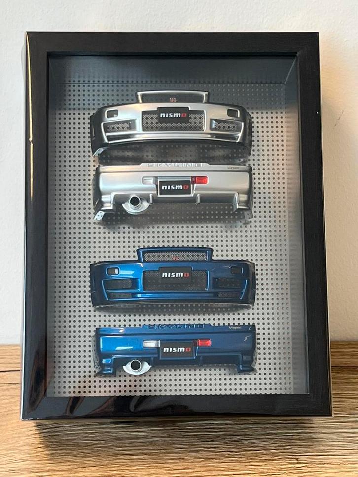 Nissan R34 Bumper Display Frame 1:18 Motorhelix blauw, Hobby en Vrije tijd, Modelauto's | 1:18, Nieuw, Auto, Overige merken, Ophalen of Verzenden