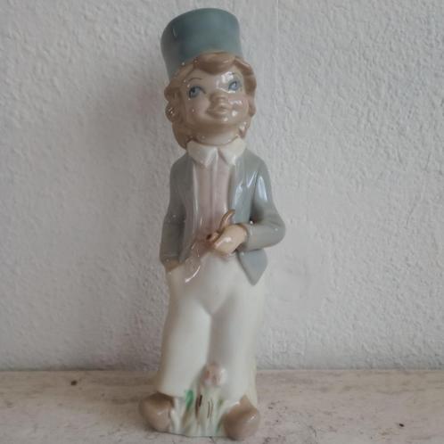 Porselein beeldje jongen met pijp, Verzamelen, Beelden en Beeldjes, Zo goed als nieuw, Mens, Ophalen of Verzenden