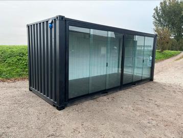 Zeecontainer met glazen schuif wanden. beschikbaar voor biedingen