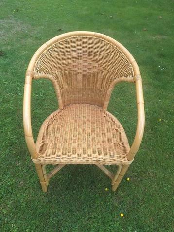 Rotan stoelen 4 stuks vier identieke stoelen beschikbaar voor biedingen