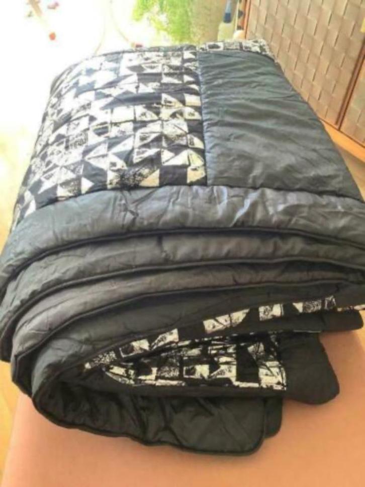 bed deken bedsprei plaid tweezijdig sierdeken zwart-zilver, Huis en Inrichting, Woonaccessoires | Plaids en Woondekens, Zo goed als nieuw
