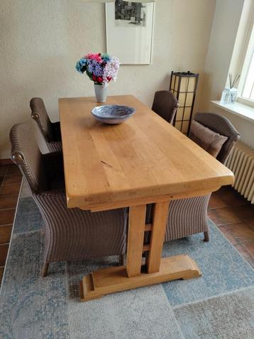 Eettafel met voer stoelen beschikbaar voor biedingen