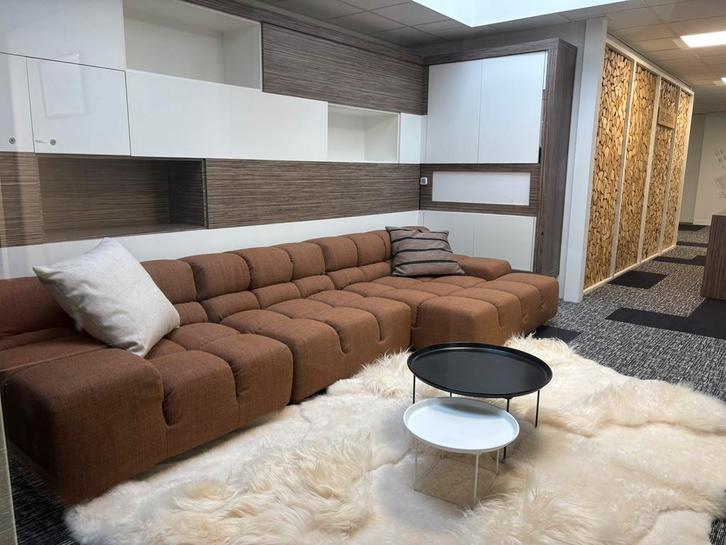 B&B Tufty Time modulaire hoekbank stof cat Astro + evt pouf, Huis en Inrichting, Banken | Voetenbanken en Poefen, Zo goed als nieuw