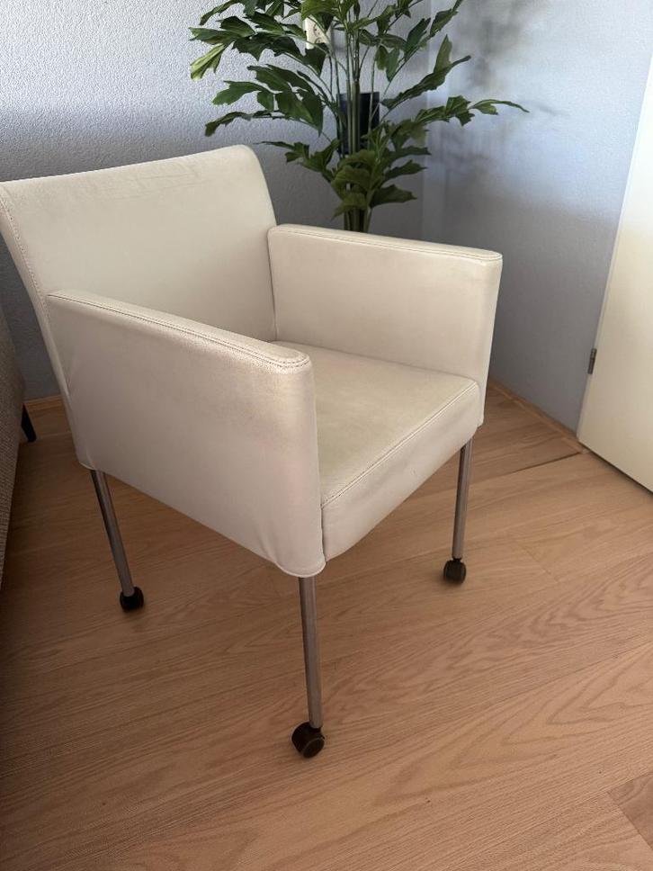 2 leren Gelderland eetkamerstoelen (type Luca 6771), Huis en Inrichting, Stoelen, Gebruikt, Twee, Leer, Metaal, Wit, Ophalen