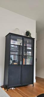 WOOOD Vitrinekast Exhibit - Zwart, Huis en Inrichting, Kasten | Vitrinekasten, Ophalen, Met deur(en), 50 tot 100 cm, Zo goed als nieuw