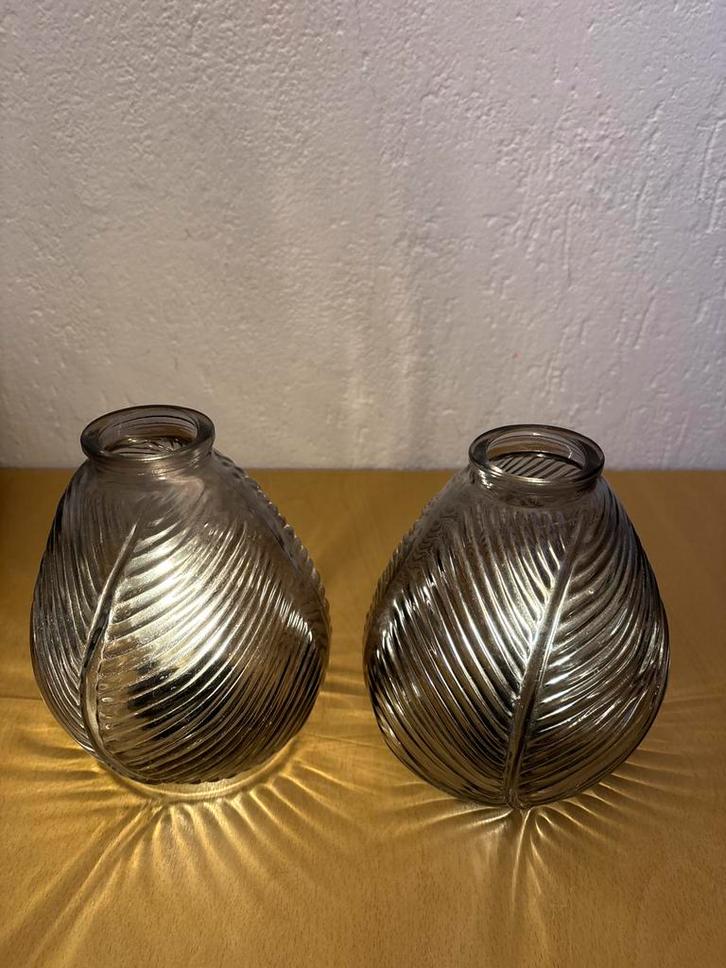 Set van 2 glazen vazen met bladmotief, Huis en Inrichting, Woonaccessoires | Vazen, Zo goed als nieuw, Overige kleuren, Minder dan 50 cm