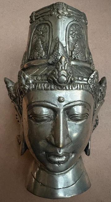 Fraai hoofd van Boeddha beschikbaar voor biedingen