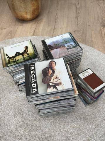 Stapels CD’s en stapeltje cassettebandjes beschikbaar voor biedingen